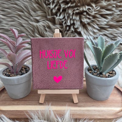 Robuust Wenstegeltje – Huisje vol Liefde – Hip trendy tegeltje – 10x10 cm – Cadeau voor Nieuwe Woning, Housewarming of Gezinscadeau – Sfeervol en Persoonlijk - Vriend(in) – Trendy nu – Decoratief Tegeltje met Standaard – Cadeau Idee