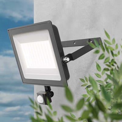 HOFTRONIC - Stratos LED Schijnwerper met sensor - 100 Watt 8700 Lumen - IP65 Waterdicht - 4000K - Neutraal wit - Zwarte Breedstraler - Veiligheidslamp - Buitenlamp met bewegingssensor en schemerschakelaar