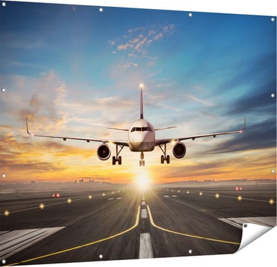 Gards Tuinposter Vliegtuig met een Landing op de Luchthaven - 150x120 cm - Tuindoek - Tuindecoratie - Wanddecoratie buiten - Tuinschilderij