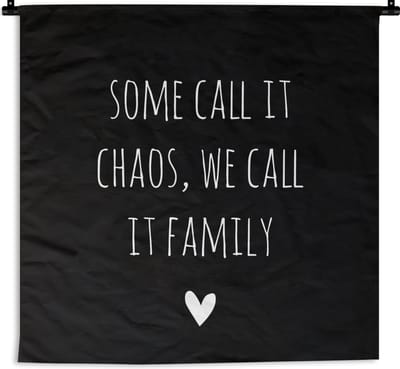 Wandkleed - Wanddoek - Engelse quote "Some call it chaos, we call it family" met een hartje tegen een witte achtergrond - 150x150 cm - Wandtapijt