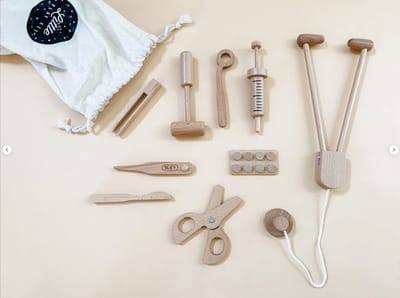 WoodyDoody Houten Dokterset Speelgoed - 9 delig HOOGWAARDIG Hard Hout Speelgoed Rollenspel met OPBERGZAK - Speelgoeddokterset - Gereedschap - Thermometer- Doktersset - Dokterskoffer - Speelgoed - Vanaf 1 jaar - Educatief Speelgoed - Ontwikkeling