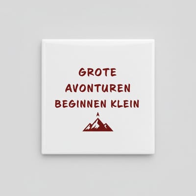 Inspirerende 15×15 cm Keramische Tegel – “Grote Avonturen Beginnen Klein” Berg Ontwerp Avontuur Wanddecoratie