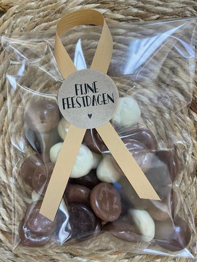 25 Uitdeelzakjes / Traktatie zakjes + 25 Stickers - Kerst - Fijne Feestdagen - Kraft / Zwart - Kerstdagen - Eindejaarspakket - Christmas | School traktaties - Cellofaan zak - Transparant | Peuterspeelzaal - Kinderopvang - Basisschool | DH collection