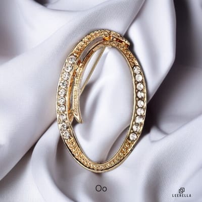 Luxe Strass | O | Letter Broche Goudkleurig met Zirconia Steentjes – Unisex Cursieve Initialen Pin Diverse Maten Voor Heren & Dames