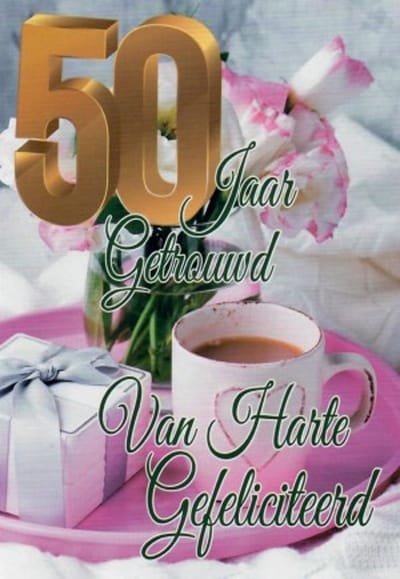 50 jaar getrouwd, gefeliciteerd! Een bijzondere kaart met een cadeau, koffie en mooie bloemen op tafel in een prachtige kleur. Een leuke kaart om zo te geven of om bij een cadeau te voegen. Een dubbele wenskaart inclusief envelop en in folie verpakt.