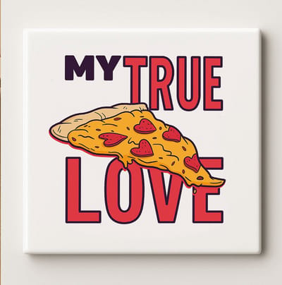 Grappige “My True Love” Pizzategel – 15x15cm Keramische Muurdecoratie, Cadeau voor Pizzaliefhebbers, Keuken of Woondecoratie
