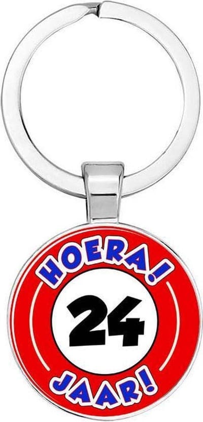 Akyol - Hoera 24 jaar Sleutelhanger - Verjaardag - Jarige job - Leuke kado voor iemand die bijna jarig is - 2,5 x 2,5 CM