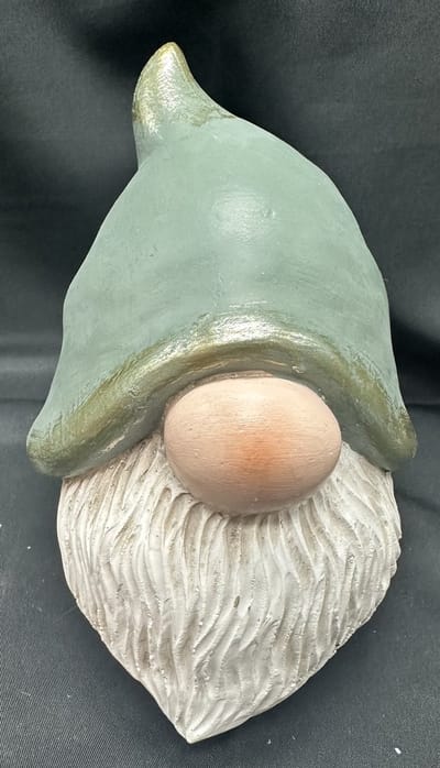 Kerstbeeld Kerstman met groene muts - polyresin - 15 x 11 x 8 cm - meerkleurig + groen - Kerstdecoratie - Woonaccesoires - Decoratieve Kerst beeldjes