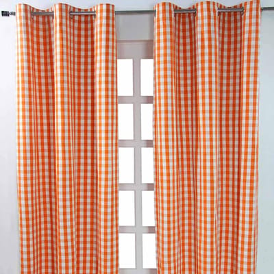 Homescapes oranje geruit oogjesgordijn in een verpakking van 2 stuks, B 137 cm x L 228 cm