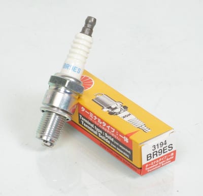 Bougie d'allumage NGK pour Moto Gilera 50 SMT 2011 à 2007 BR9ES / 3194 olive fixe Neuf