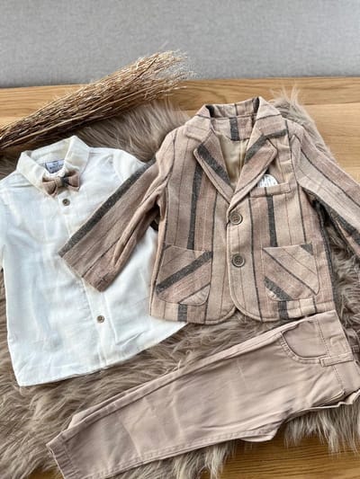 luxe jongens kostuum-kinderpak- kinderkostuum-4 delige set - gestreepte blazer, witte hemd, beige kostuumbroek ,gestreepte vlinderstrik -bruidsjonkers-bruiloft-feest-verjaardag-fotoshoot-maat 80 -1 jaar