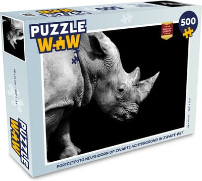 Puzzel Portretfoto neushoorn op zwarte achtergrond in zwart-wit - Legpuzzel - Puzzel 500 stukjes
