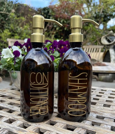 BBBLS® Design Dispenser Giftset "Shampoo Conditioner" | Bruin Glas | 500ml | RVS / Metaal Pomp Goud | Zeeppomp | Zeepdispenser | Zeephouder
