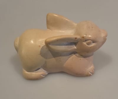 Nog meer sfeer in uw woonomgeving met deze prachtig handgemaakte konijn / cavia. Een bijzonder konijntje gemaakt van speksteen, een zachte natuursteen. Vind een gezellig plekje in je huis of in de werkkamer. Voor uzelf of als cadeau.