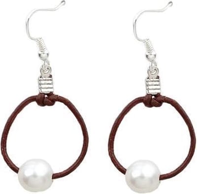 Zoetwater parel oorbellen Brown Leather Pearl White - oorhangers - echte parels - sterling zilver (925) - echt leer - wit - bruin - sieraden zakje - parel oorbellen dames