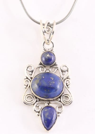 Opengewerkte zilveren hanger met lapis lazuli aan ketting