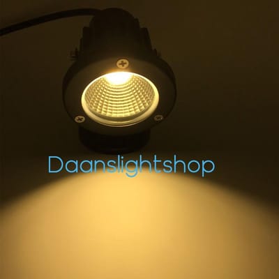 Tuinspot met stekker zwart. De tuinspot op spies is geschikt voor buiten en heeft als kleur warm wit. De led tuinspot met spies en stekker kan direct op het lichtnet 230V worden aangesloten.