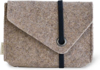 Kabeltasje SUUS - Gerecycled wolvilt Met dit handige opbergtasje van MADE out of maak je jouw kantoorset van gerecycled wolvilt helemaal compleet! Jouw oplaadkabel, muis, usb-kabels en andere laptop accessoi