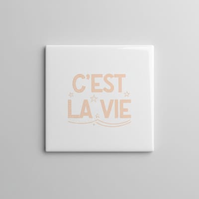 Minimalistische Franse Quote Keramische Tegel “C’est La Vie” – Elegante Neutrale Typografie Wanddecoratie – Decoratieve Tegel 15 × 15 cm
