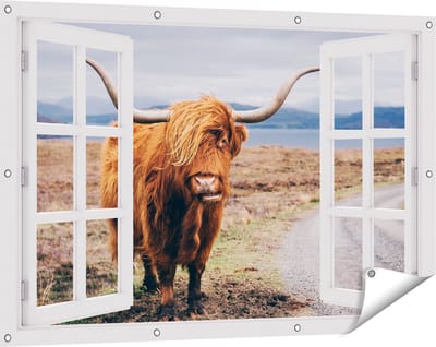 Gards Tuinposter Doorkijk Schotse Hooglander Koe op de Weg - 120x80 cm - Tuindoek - Tuindecoratie - Wanddecoratie buiten - Tuinschilderij