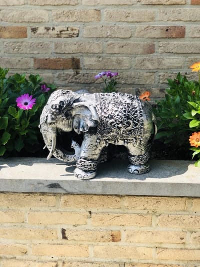 Olifant met kleed op rug 25 cm hoog - Ganesha - polyester - polyresin - polystone - hoogkwalitatieve kunststof - decoratiefiguur - interieur - accessoire - voor binnen - voor buiten - cadeau - geschenk - tuinfiguur - tuinbeeld