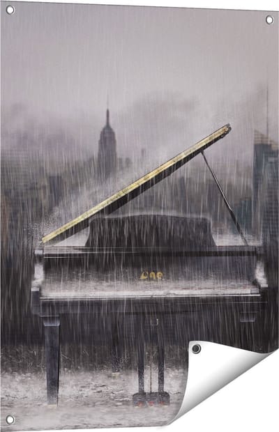 Gards Tuinposter Piano in de Regen voor een Stad - 60x80 cm - Tuindoek - Tuindecoratie - Wanddecoratie buiten - Tuinschilderij