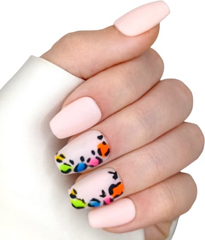SD Press on Nails - B-187 - Plaknagels - Nagelset 20 Nagels - Roze Neon Leopard - Gellak - Nagellak - Korte Coffin Nageltips - Nepnagels met Lijm - Kunstnagels - Nail Art - Handmade - Valse nagels - Nagelvijl - Accessoires - Matte Nagels - Neon Nagel