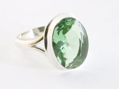 Hoogglans zilveren ring met groene amethist - maat 16