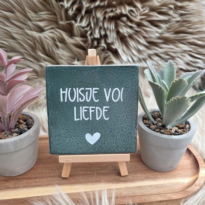 Robuust Wenstegeltje – Huisje vol Liefde – Hip trendy tegeltje – 10x10 cm – Wanddecoratie – Cadeau voor Nieuwe Woning, Housewarming of Gezinscadeau – Sfeervol en Persoonlijk - Vriend(in) – Trendy nu – Decoratief Tegeltje met Standaard – Cadeau Idee