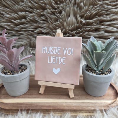 Robuust Wenstegeltje "Huisje vol Liefde" – Spreuktegeltje – Luxe Wanddecoratie – Cadeau voor Nieuw Huis, Samenwonen, Vrienden, Vriendin, Jezelf, Gezin of Zomaar – Trendy nu – Decoratief Tegeltje met Standaard – Cadeau Idee