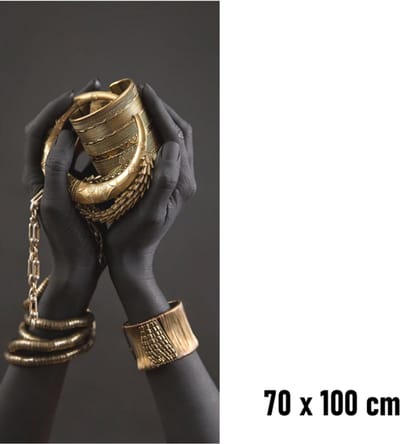 Allernieuwste.nl® Canvas Schilderij Afrikaanse Vrouwenhand met Gouden Sieraden - Kleur Goud-Zwart - 70 x 100 cm