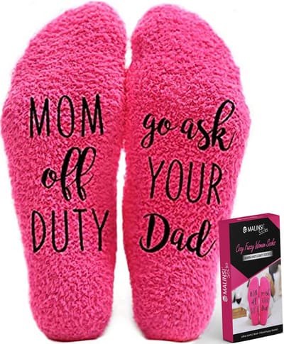 Malinsi® Grappige Sokken - Mom off Duty, ask Dad - Leuke Huissokken Dames - Gekke Cadeaus Cadeautjes Volwassenen - Funny Socks Geschenkset met Tekst - Cadeau voor Vrouwen Mama Moeder Oma - Moederdag Cadeautje Geschenk Giftset Verjaardag
