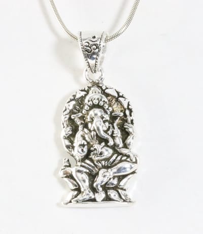 Zilveren Ganesha hanger aan ketting