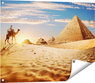 Gards Tuinposter Egyptische Piramides met een Kameel - 80x60 cm - Tuindoek - Tuindecoratie - Wanddecoratie buiten - Tuinschilderij