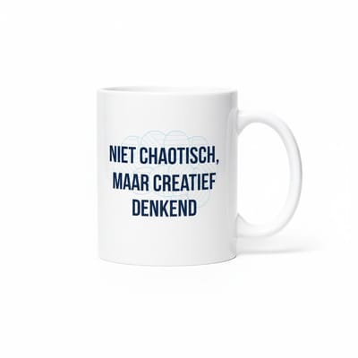 “Niet Chaotisch, Maar Creatief Denkend” Tekst Mok – Grappig Cadeau & Kantoor Humor – 330 ml Keramische Koffiemok