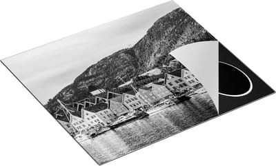 Chefcare Inductie Beschermer Gekleurde Huizen in Byrggen, Noorwegen - Zwart Wit - 60x50 cm - Afdekplaat Inductie - Kookplaat Beschermer - Inductie Mat