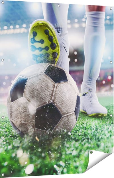 Gards Tuinposter Voetbalspeler met de Bal in het Stadion - 90x120 cm - Tuindoek - Tuindecoratie - Wanddecoratie buiten - Tuinschilderij