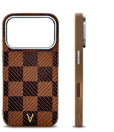 VOWLUX Compatible iPhone 17 Pro Hoesje – Luxe Kunstleer Backcover met Geëlectroplateerde Aluminium Camera-Uitsparing | Bruin Monogram Design | Diervrij & Stootvast