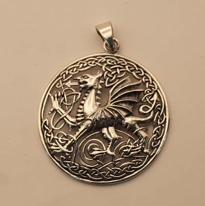 Sterling zilveren hanger draak in keltische rond sierschild - celtic dragon pendant silver - draken hanger in keltische stijl - 925 zilveren hanger van stoere draak - heren, jongen, dames, meisjes hanger voor aan ketting