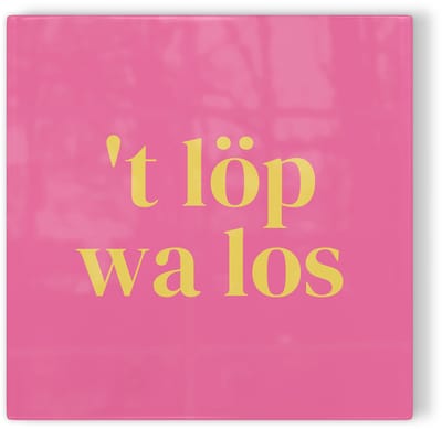 Tegeltje Twente ’t löp wa los - roze geel - tegeltje stad - tegeltje met tekst