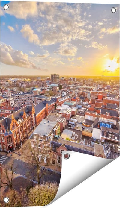 Gards Tuinposter Groningen Stad bij Zonsondergang - 40x60 cm - Tuindoek - Tuindecoratie - Wanddecoratie buiten - Tuinschilderij