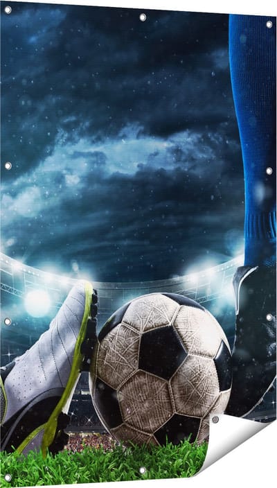 Gards Tuinposter Voetbal Sliding op de Bal in het Stadion - 80x120 cm - Tuindoek - Tuindecoratie - Wanddecoratie buiten - Tuinschilderij