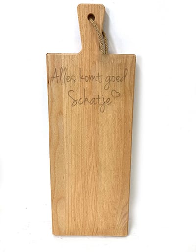 Grote borrelplank / snijplank met tekst gravure QUOTE: ALLES KOMT GOED SCHATJE. Cadeau-troost-steun-hoop. Het formaat is 20x56cm