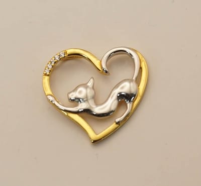 Sterling zilver hanger met 1 micron 14k goud hartje erin een zilver kat - zilver goud hanger kat in hartje - hanger katten liefhebbers - hartje met kat erin hangertje voor aan ketting - katten hangers - poezen hangers zilver goud