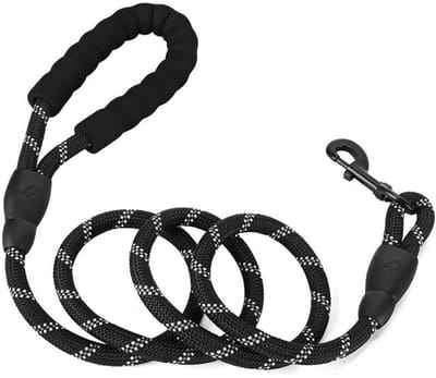 Deze 2 meter lange hondenriem heeft een comfortabel, gewatteerd handvat, is zeer reflecterend en is stevig en duurzaam. Geschikt voor puppy's, kleine honden, middelgrote honden en grote honden. Zwart.