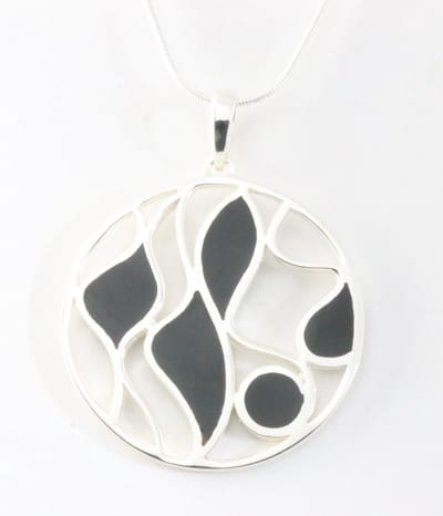 Ronde opengewerkte zilveren hanger met onyx aan ketting