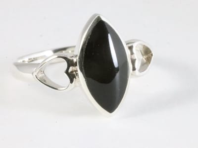Opengewerkte hoogglans zilveren ring met onyx - maat 17