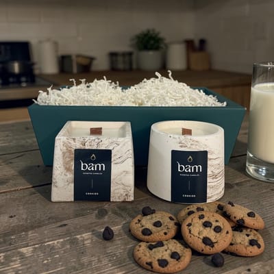 Geschenkmand met 2 Geurkaarsen Cookies - Goud Gemarmerde Potjes - Zonnebloemwas - Houten Wiek - Handgemaakt Cadeau - koekjes