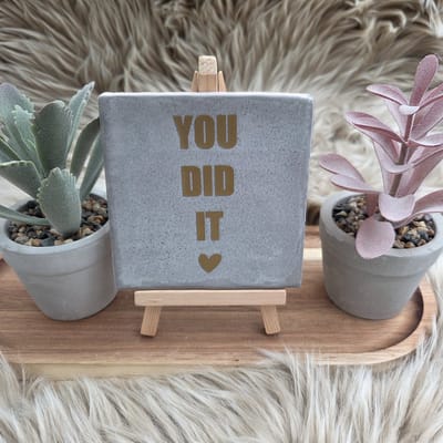 Robuust wenstegeltje “You did it” – Keramiek 10x10 cm – Wanddecoratie & Cadeau – Cadeau Geslaagd – incl standaard – Trendy nu - Feest - Geslaagd - Rijbewijs, diploma of ander succes