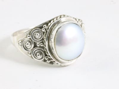 Bewerkte zilveren ring met parel - maat 16.5